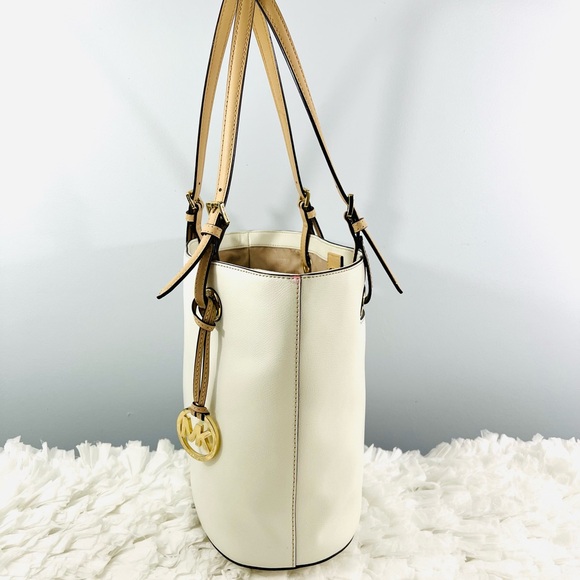 Michael Kors Jet Set Bucket Tote Bag - Picture 4 of 16